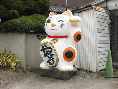 ウィンクする招き猫