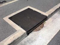 かくれんぼしているマンホール