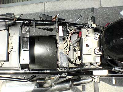 リアシート、カウルを外した状態