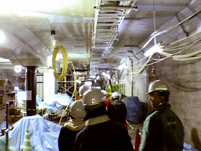 工事中の現場の中を歩く