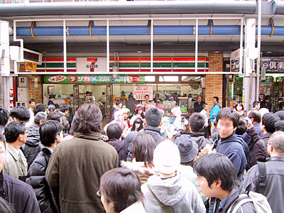 コスプレイヤーに群がる