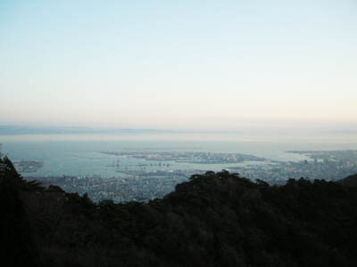 六甲山上ケーブル駅から神戸空港を眺む