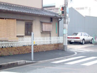 歩道から生えている鉄柱