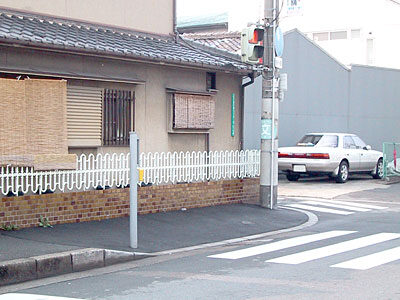 歩道から生えている鉄柱