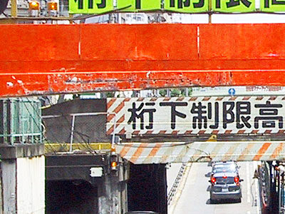 ガードを守る手前のゲートの傷