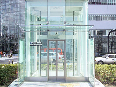 ガラスのエレベーター搭乗口