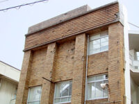 航空機銃掃射の弾痕のある校舎