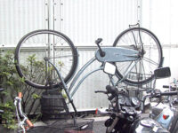 塀に逆さ向きに放置された自転車