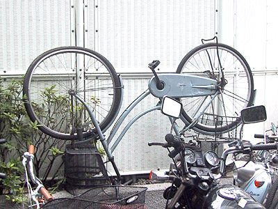 塀に逆さ向きに放置された自転車