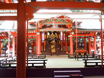 拝殿から本殿を望む