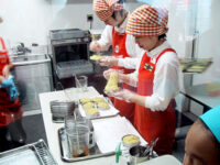 型につめた麺をほぐす