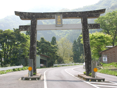 参道入口の鳥居