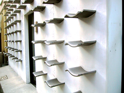 壁から突き出た瓦