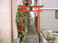 路地に突然現れる鳥居
