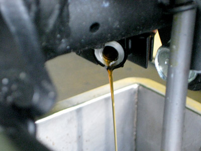 ドレンから流れ出るオイル