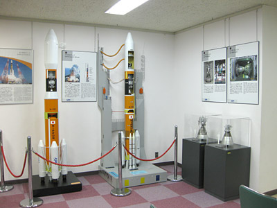 H-IIA(右),H-IIB(左)の模型