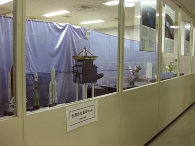 廊下の衛星模型