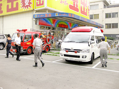 消防ポンプ車と救急車