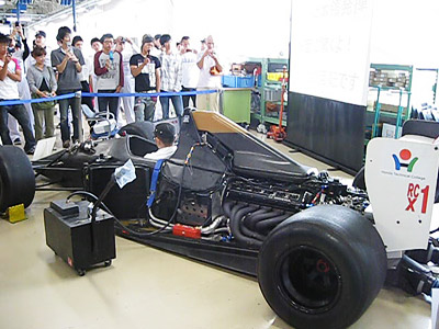教室の片隅に置かれているF1マシン