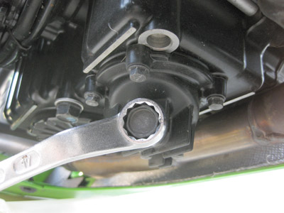 エンジンオイルドレンを外す