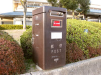 こげ茶色のポスト