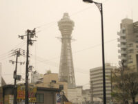 黄砂に煙る通天閣