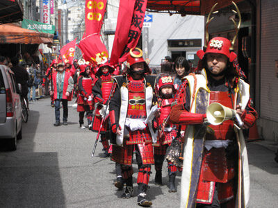 裏通りパレード状態