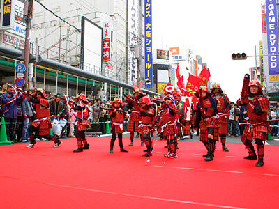 途中で鉄砲隊が火縄銃（クラッカー）を射つ
