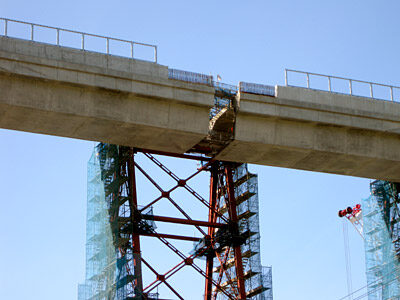 橋梁中央の未工部分