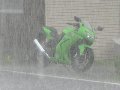 雨に濡れるNinja250R