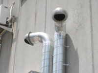 睨み付ける排気口