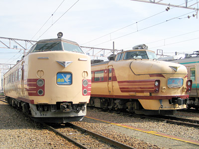 485系（左）と489系（右）の先頭車両
