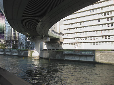 朝日新聞本社ビル（南側から）