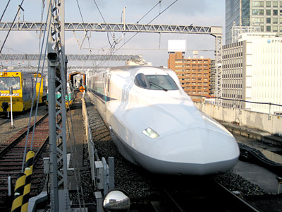 新大阪に入構するN700系