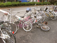 倒れている自転車