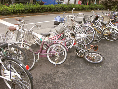 倒れている自転車