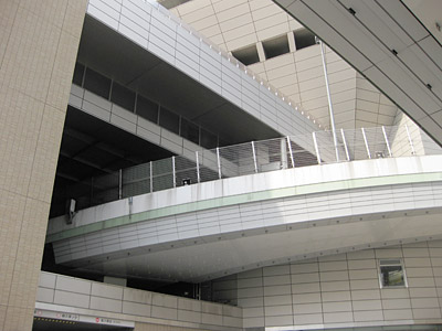 高速道路が突っ込まれているビル