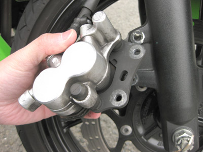 ブレーキキャリパを取り外す