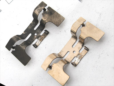 パッドスプリングを取り外す