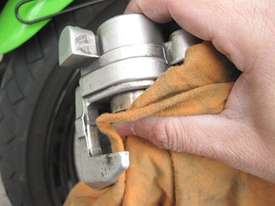 ブレーキピストンを押し戻す