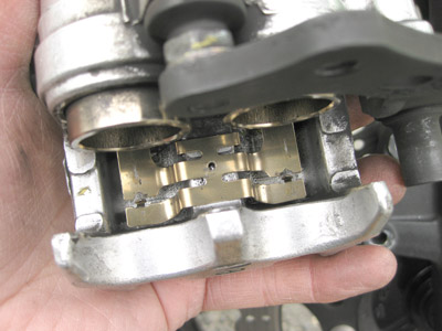 パッドスプリングを取り付ける