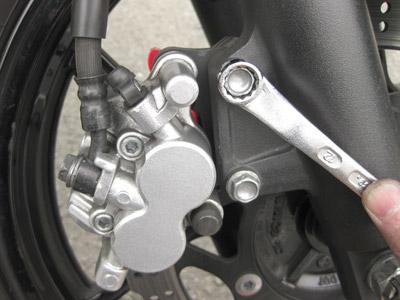 フランジボルトを締め付ける