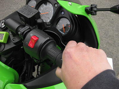 ブレーキ操作を行いパッドを食いつかせる