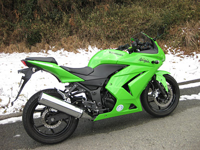 周囲の日陰に雪