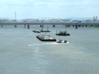 淀川に浮かぶ花火の艀