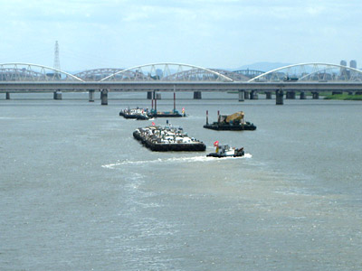 淀川に浮かぶ花火の艀