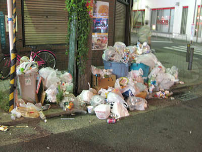 花火の後のゴミ