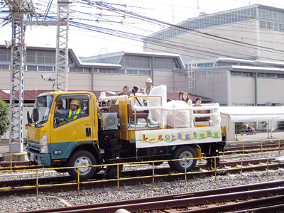レールの上を走る自動車