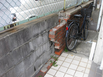 レンガ塀が残っている