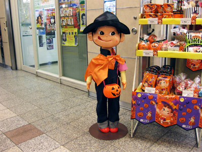 ハロウィーン衣装のペコちゃん